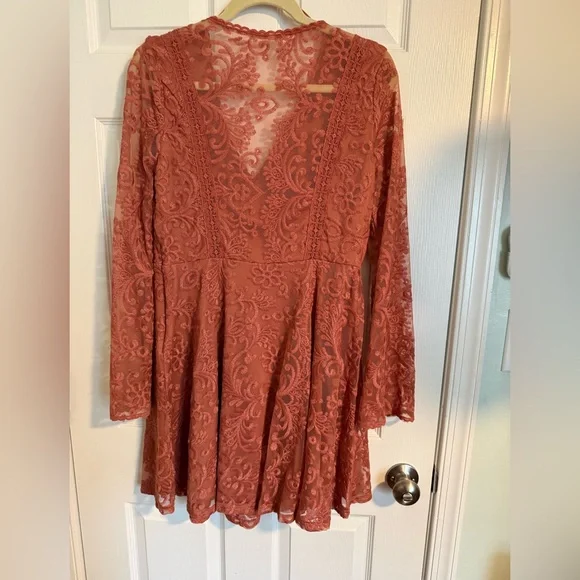 NWT- Francesca’s Lace Dress with Long Flowy Sleeves - Salmon Rose Color - Size L - Picture 4 of 11